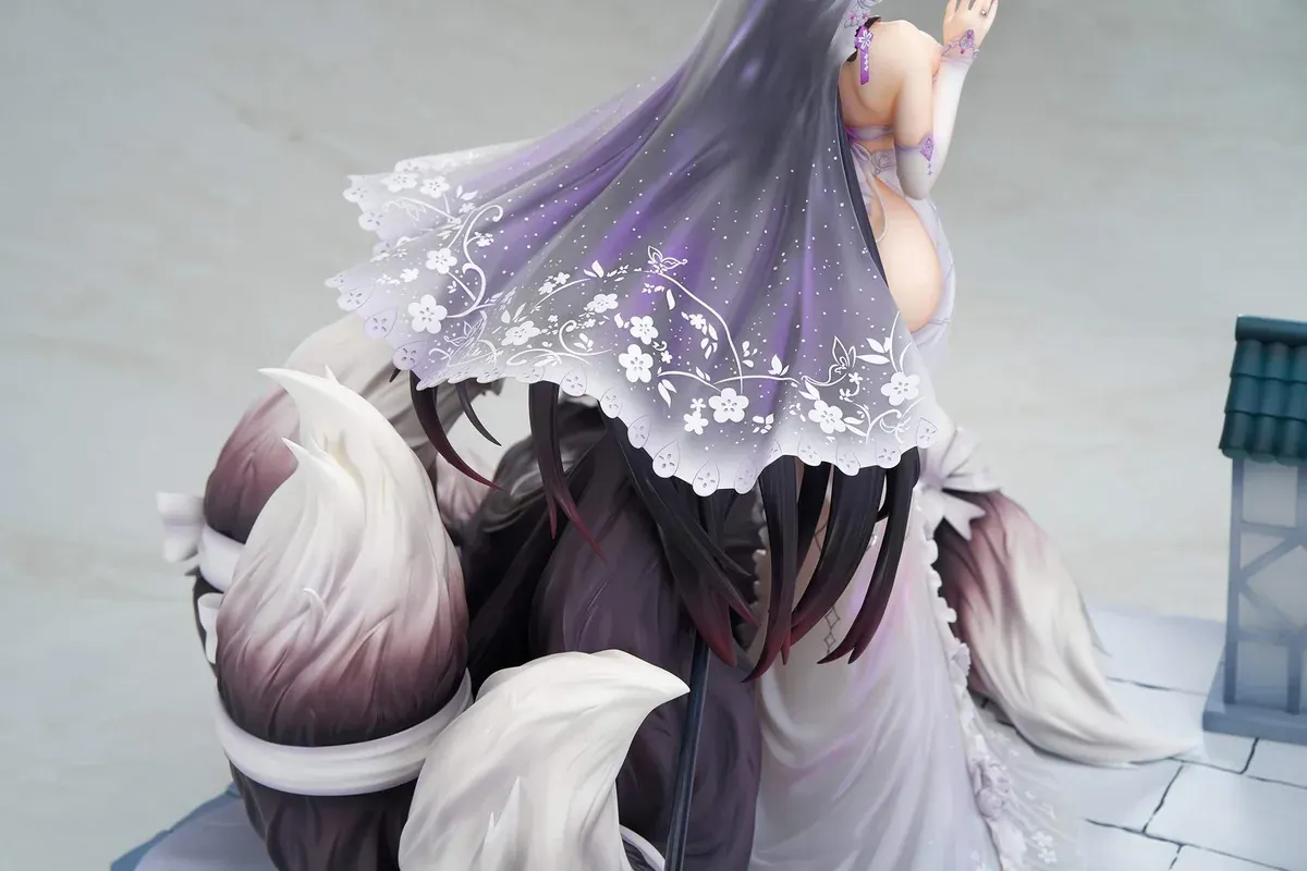 "Premium acrylic display case with integrated LED lighting, elegantly illuminating the official 1/7 Azur Lane Kroos Wisteria Heart statue."